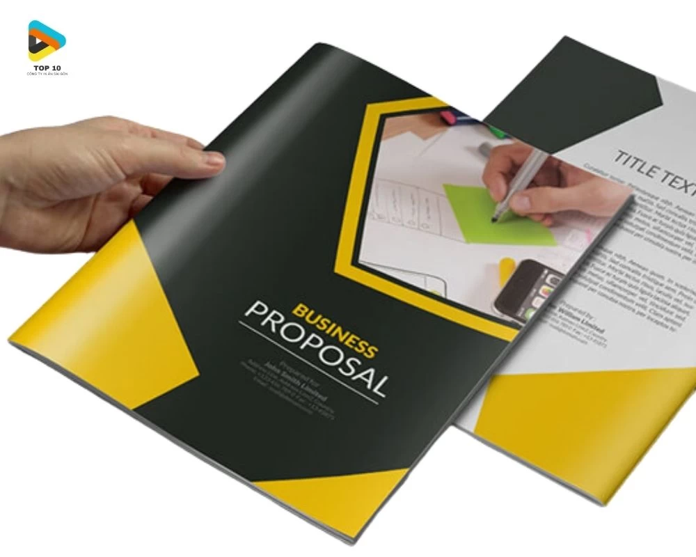 Mẫu catalogue với mặt bìa nổi bật với tông màu đen vàng